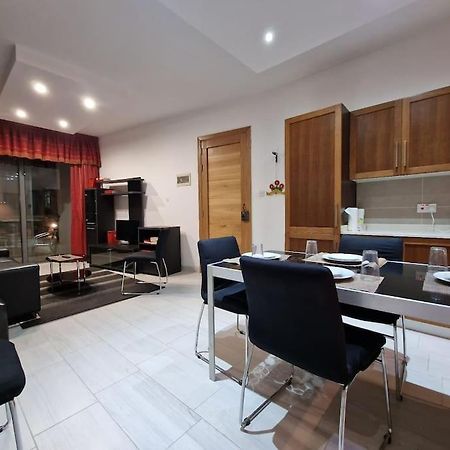 City Center Properties - Modern Two Bedroom Apartment With A Hot Tub And Amazing Location เซนต์พอลส์เบย์ ภายนอก รูปภาพ