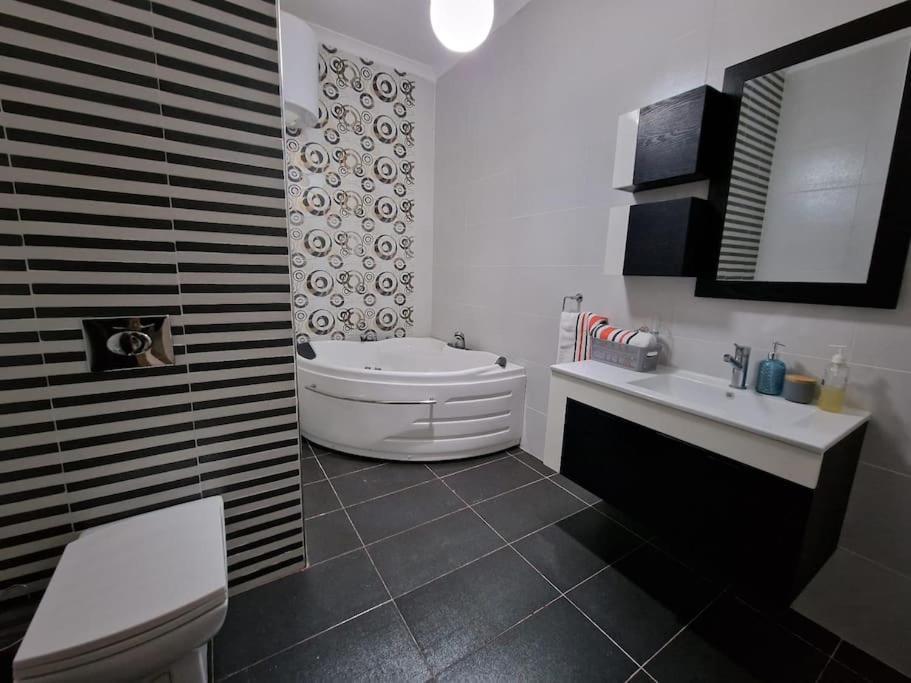 City Center Properties - Modern Two Bedroom Apartment With A Hot Tub And Amazing Location เซนต์พอลส์เบย์ ภายนอก รูปภาพ
