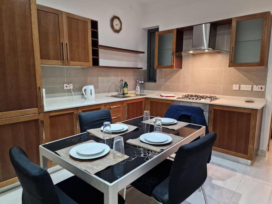 City Center Properties - Modern Two Bedroom Apartment With A Hot Tub And Amazing Location เซนต์พอลส์เบย์ ภายนอก รูปภาพ