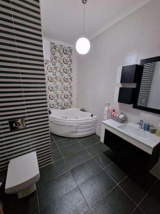 City Center Properties - Modern Two Bedroom Apartment With A Hot Tub And Amazing Location เซนต์พอลส์เบย์ ภายนอก รูปภาพ
